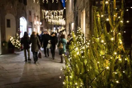 Si accendono le luminarie cittadine, al via la festa continua del Natale senese Luminarie natalizie Siena