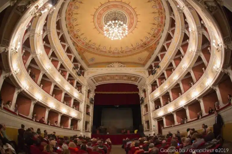 Sabina Guzzanti e Giorgio Tirabassi aprono la stagione del Teatro Poliziano