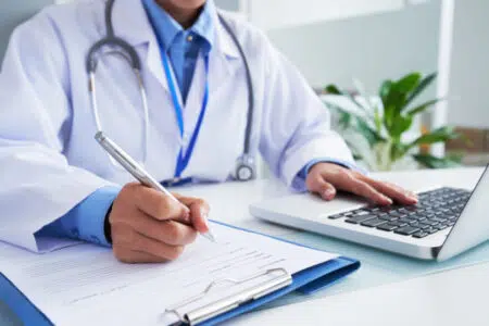 Telemedicina, la Toscana potenzierà il servizio grazie ai fondi Pnrr Telemedicina, medico nello studio con il computer