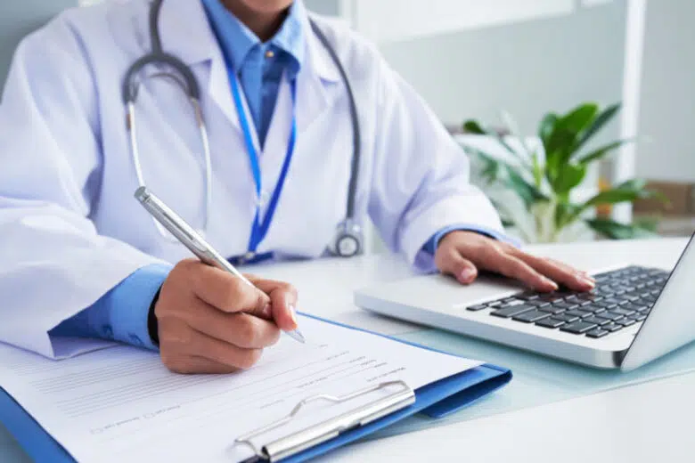 Telemedicina, la Toscana potenzierà il servizio grazie ai fondi Pnrr Telemedicina, medico nello studio con il computer