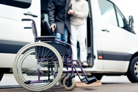 Trasporto di persone con fragilità socioeconomica: avviso per terzo settore Trasporto disabili e persone fragili, carrozzina