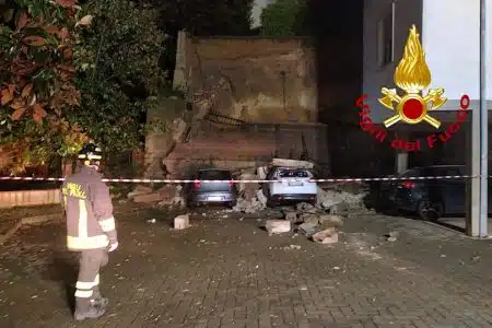 Colle di Val d’Elsa, crolla muro di contenimento: vetture danneggiate e un appartamento inagibile