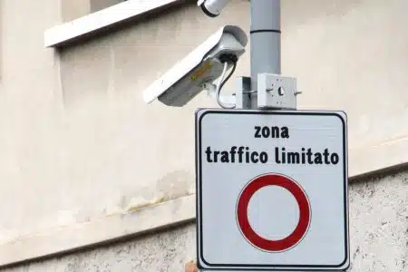 San Gimignano, nuova Ztl con varchi elettronici: assemblea pubblica per illustrare funzionamento e obiettivi Cartello accesso a Ztl con telecamenra