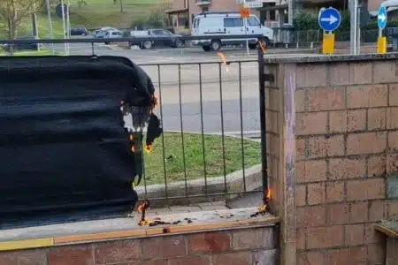 Porzione di telo ombreggiante della scuola materna di Arbia nuovamente dato alle fiamme