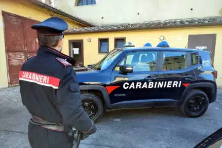 Danneggiano i bagni pubblici: due minori denunciati dai Carabinieri