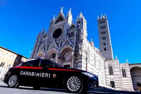 Estorsione, rapina e lesioni: 4 arrestati dai Carabinieri di Siena Carabinieri, auto Duomo di Siena