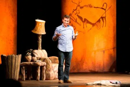 Sinalunga, la stagione del teatro Pinsuti si apre con ‘Caveman – L’uomo delle Caverne’