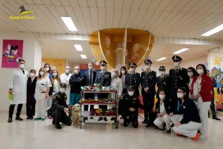 La Guardia di Finanza in visita all’Aou Senese: doni e calze della Befana per i bambini ricoverati – VIDEO