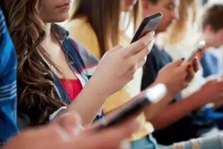 Adolescenti, Psicologi Toscana: “Social network rischiano di ridurre relazioni sociali, in adolescenza aumenta depressione”