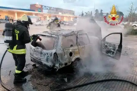 Auto prende fuoco e viene completamente distrutta dalle fiamme