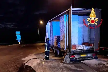 Mezzo pesante prende fuoco, i Vigili del Fuoco riescono a contenere le fiamme
