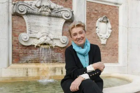 Ferretti: “Sposo l’idea della cittadella della cultura” Anna Ferretti davanti alla fontana della Fortezza Medicea