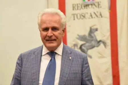 Mps torna al dividendo, Giani: “Segnale importante, il Monte serve a Toscana e Paese” Eugenio Giani con il gonfalone della Regione Toscana