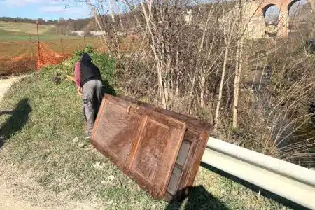 Siena, rimosse porte e altri rifiuti abbandonati nel fosso di Riluogo