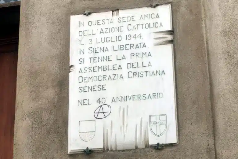 Atto vandalico in via dei Fusari, deturpata targa all’altezza del civico 44