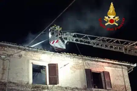 Incendio ad un casolare, i Vigili del Fuoco impegnati per oltre 5 ore