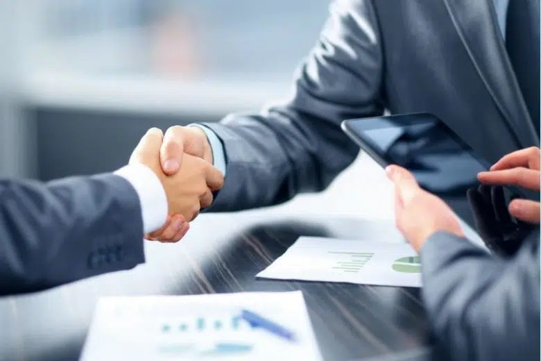 Relazioni, fattore umano e lavoro: il caso agenti di commercio Agenti di commercio, stretta di mano