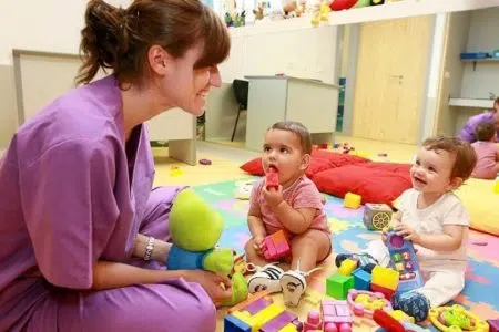 Nidi e infanzia, formazione zonale al via per educatori e insegnanti della Valdelsa Asili nodo, insegnante con bambini