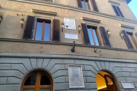 Castelnuovo Berardenga: nuove agevolazioni TARI 2025 per famiglie, cittadini virtuosi e nuove attività economiche Facciata palazzo comunale di Castelnuovo Berardenga