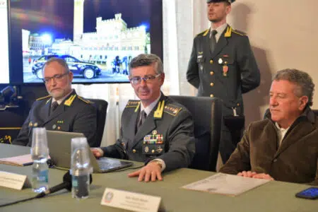 Hub immigrazione clandestina, il capo dell’organizzazione continua l’attività anche ai domiciliari: incarcerato dalla GdF