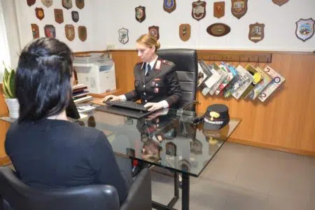 Donna sporge denuncia presso Stazione dei Carabinieri