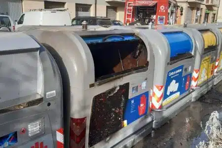 A Poggibonsi in corso la pulizia sotto le postazioni di raccolta rifiuti più critiche
