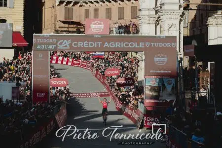 Thomas Pidcock è il primo inglese a vincere la Strade Bianche – FOTO