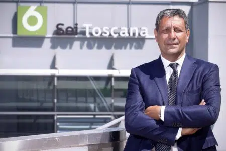Sei Toscana: l’assemblea dei soci rinnova il CdA, Fabbrini e Cappello confermati alla guida della società Alessandro Fabbrini davanti a sede Sei Toscana