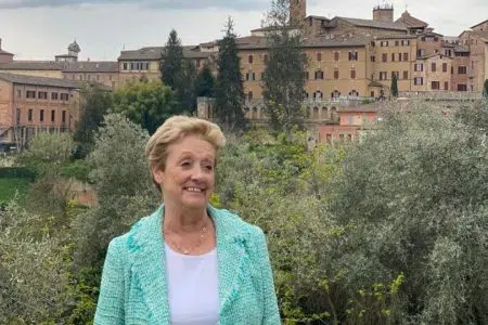 Anna Ferretti: “Un’impresa la circolazione alla rotatoria di Fontebecci” Anna Ferretti con panorama di Siena sullo sfondo
