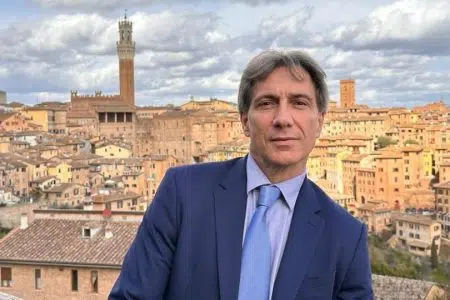 David Chiti: “Salvare i negozi di vicinato, premiare gli artigiani, riqualificare il Centro storico e restituirlo ai residenti” David Chiti con panorama di Siena sullo sfondo