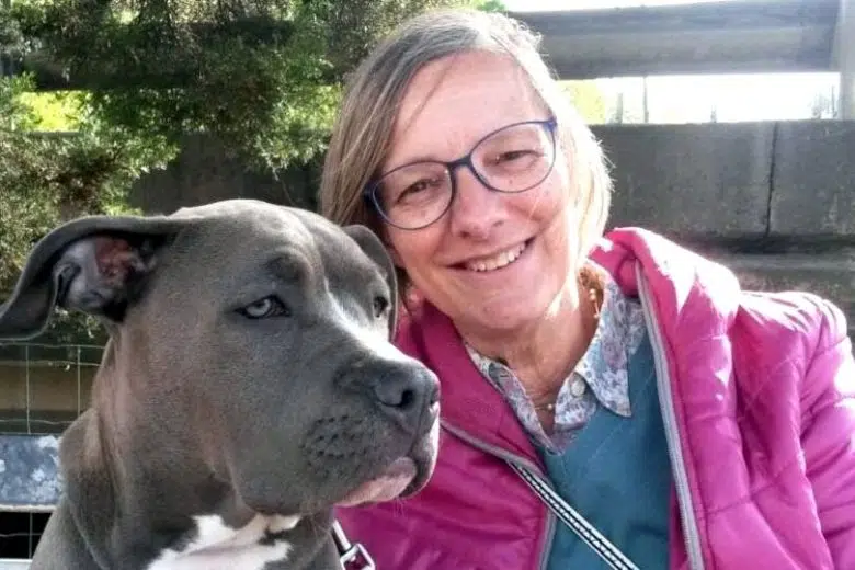 Animali domestici, Eugenia Guarnieri: “Siena sostenga tutte le famiglie in difficoltà nelle spese veterinarie” Eugenia Guarnieri in compagnia di un cane