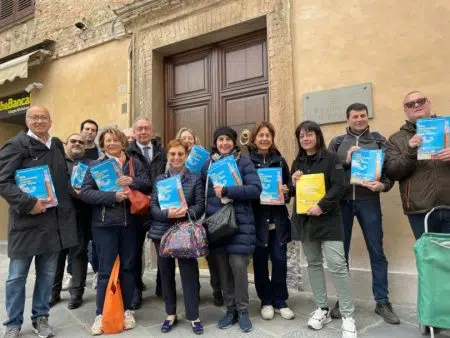 L’onda civica di Fabio Pacciani: centinaia di candidati e simpatizzanti consegnano il programma in tutta Siena