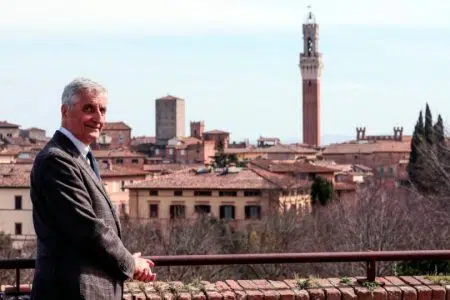 Massimo Castagnini, in Piazza del Campo la chiusura della campagna elettorale Massimo Castagnini con panorama di Siena sullo sfondo