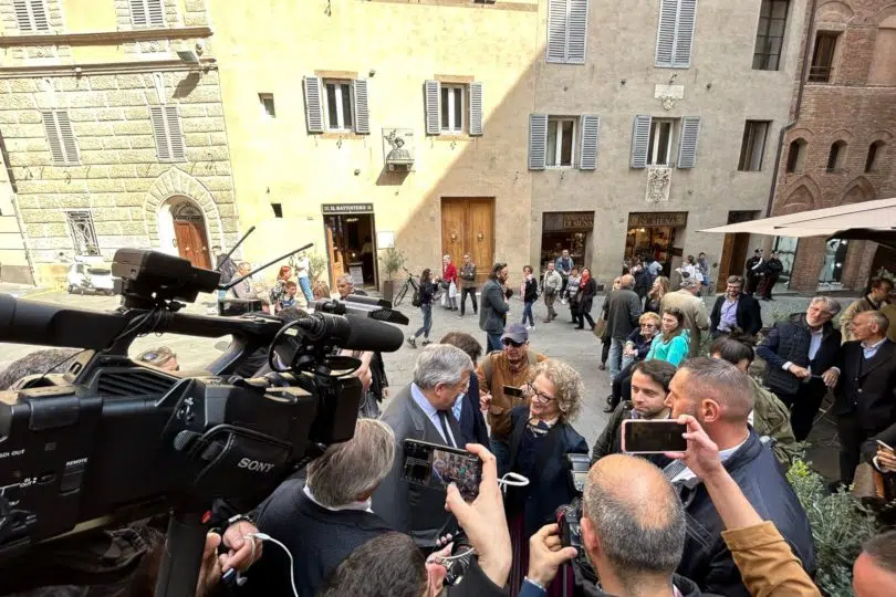 Antonio Tajani e Nicoletta Fabio piazza con stampa e fotografi