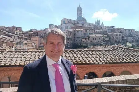 Roberto Bozzi: “L’attenzione all’infanzia è elemento fondamentale per definire la qualità della vita in un territorio” Roberto Bozzi con panorama di Siena sullo sfondo