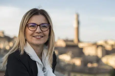Simonetta Losi (SÌ Patto dei Cittadini): “Turismo equestre opportunità per Siena” Simonetta Losi con vista di Siena sullo sfondo