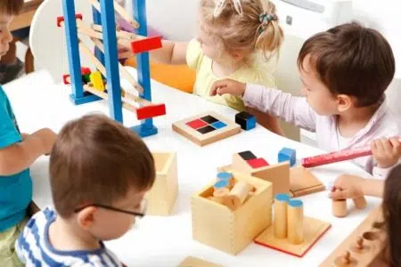 Colle, nuovo regolamento servizi educativi per prima infanzia Bambini che giocano in un asilo nido