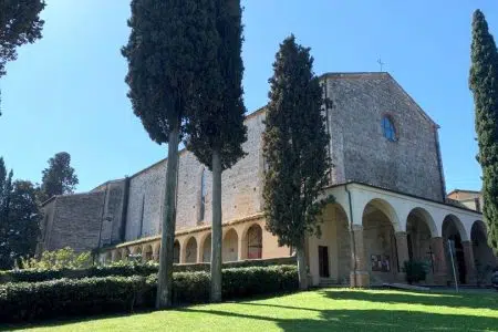 Navette di at per San Lucchese a Poggibonsi Basilica di San Lucchese, a Poggibonsi esterno