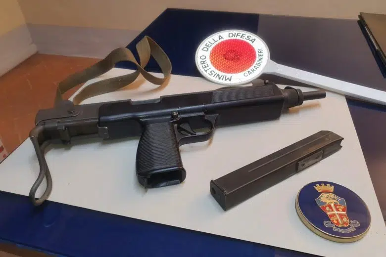 Arma automatica ritrovata in un magazzino, indagano i Carabinieri