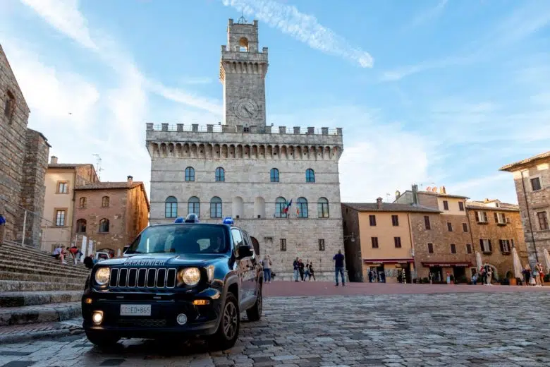 Montepulciano, condannato rintracciato e arrestato dai Carabinieri Auto dei Carabinieri in Piazza Grande a Montepulciano
