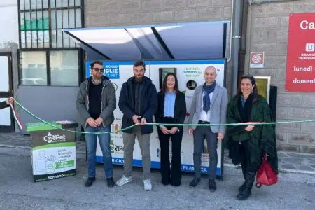 Ambiente e convenienza al Carrefour: il futuro green fa tappa a Colle di Val d’Elsa con la macchina mangia plastica