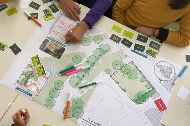 Carte sensibili, il percorso partecipativo sulle Mura di Siena inizia dalle scuole Studenti lavorano al progetto Carte sensibili