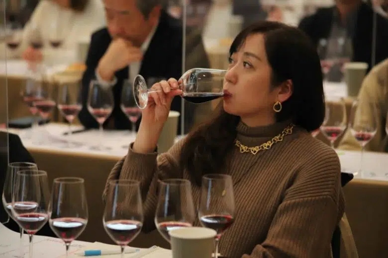 Vino, il Chianti Lovers vola in Asia con un doppio evento Chianti Lovers, donna degusta vino in Giappone