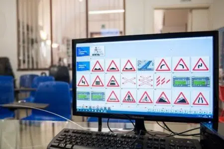 Sorpreso con ricetrasmittente all’esame di teoria per la patente: denunciato dalla Polizia
