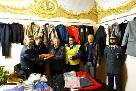 La Procura e la Guardia di Finanza di Siena donano migliaia di capi di abbigliamento alla Caritas