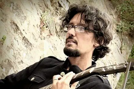 Marco Rovelli a Siena con il suo libro “Soffro dunque siamo” e l’album solista “Portami al confine” Marco Rovelli mentre suona la chitarra