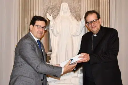 Il questore di Siena Pietro Milone dona due ampolle di Olio di Capaci al cardinale Augusto Paolo Lojudice