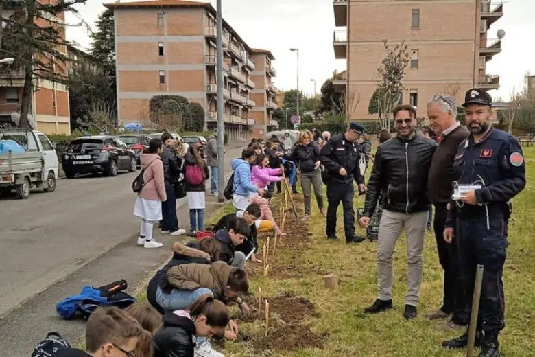 Un albero per il futuro, a Poggibonsi 33 arbusti piantati dagli alunni in via della Ferrovia Alunni della scuola Calamandrei piantano gli alberi