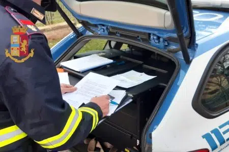 Fornisce la patente del gemello: la Polizia se ne accorge e lo denuncia