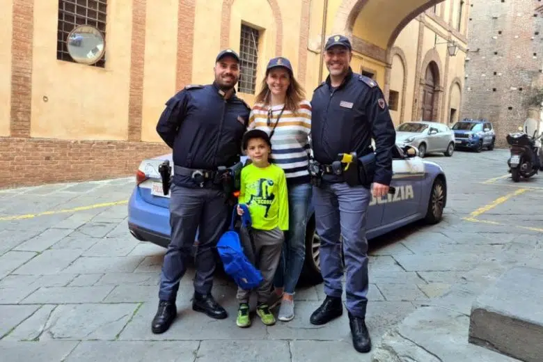 Siena, bambino di 7 anni si perde nel centro storico: la Polizia rintraccia la mamma